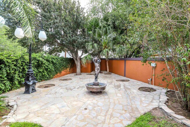 Building Photo - 503 W Avon Ct