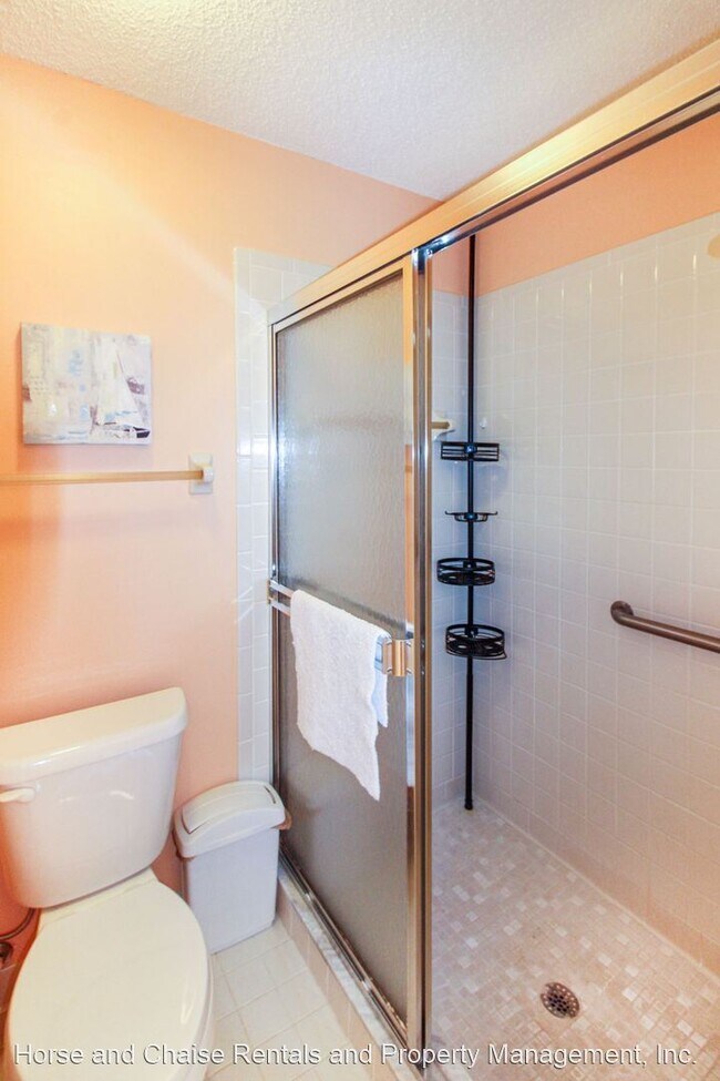 Building Photo - 400 Carriage House Ln
