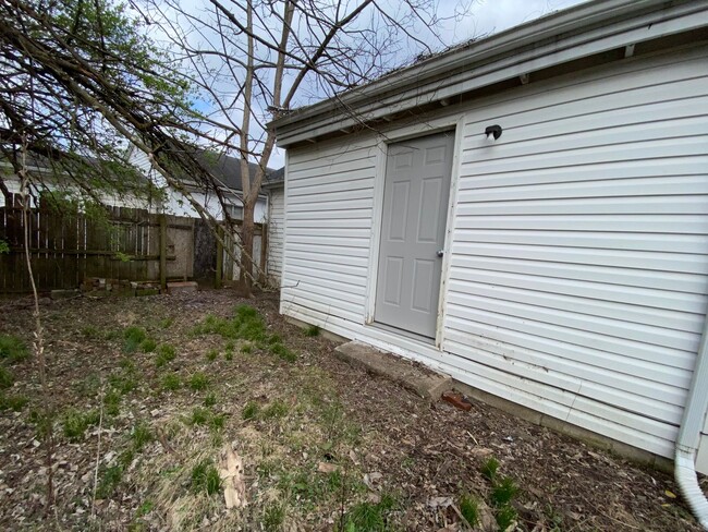 Building Photo - Beautiful 2 bedroom and 1 bath, 2 story ho...