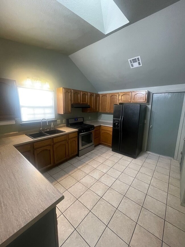 Building Photo - Charming 3 Bedroom/2 Bathroom Home Off Roa...