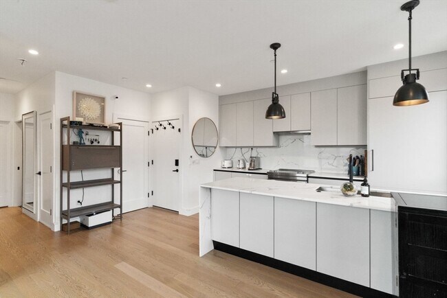 Building Photo - 75 W Broadway