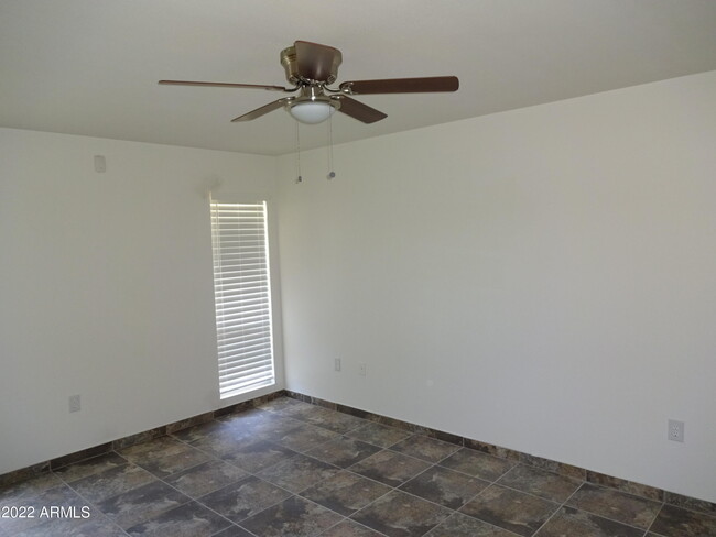Building Photo - 9930 W Oak Ridge Dr