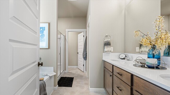 Building Photo - Move-In Ready West Richland Rental – 3-Car Garage, Fenced Yard, Hot Tub Included