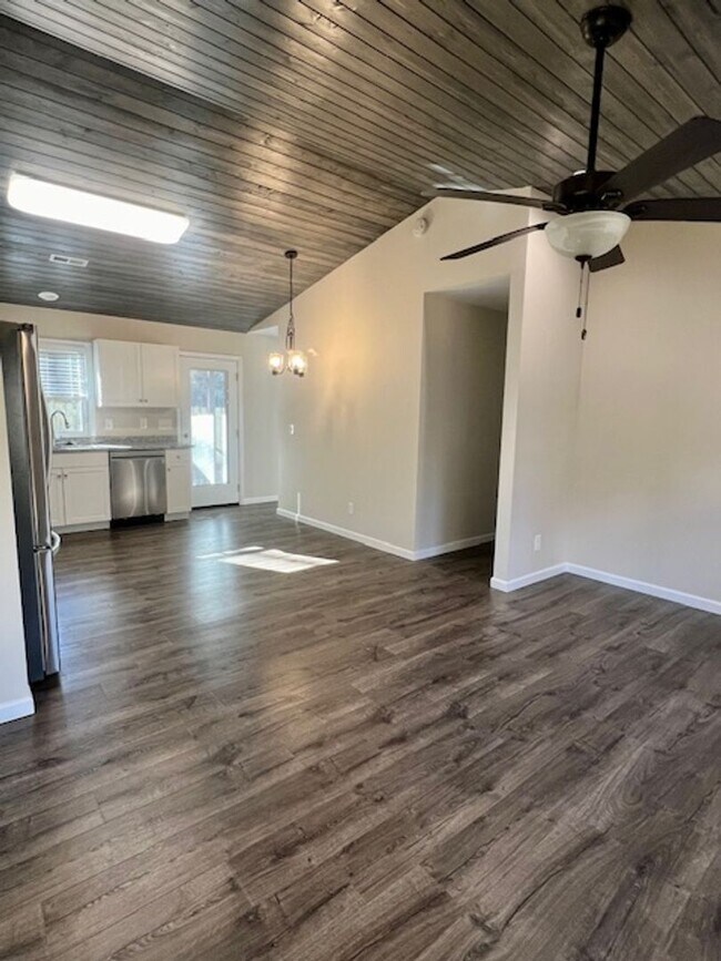 Building Photo - Black Mountain Rental-Fabulous Location!