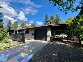 Building Photo - Available Nov 1st / Furnished / 1-Car Gara...
