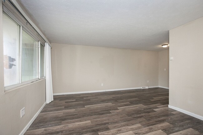 Building Photo - 2 BED 1.5 BATH CONDO IN WARRENSVILLE HEIGHTS!