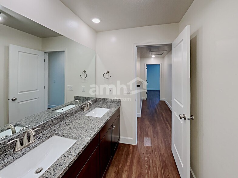 Building Photo - 1123 Wagon Way