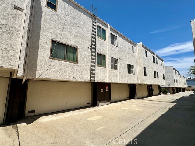 Building Photo - 594 W Huntington Dr