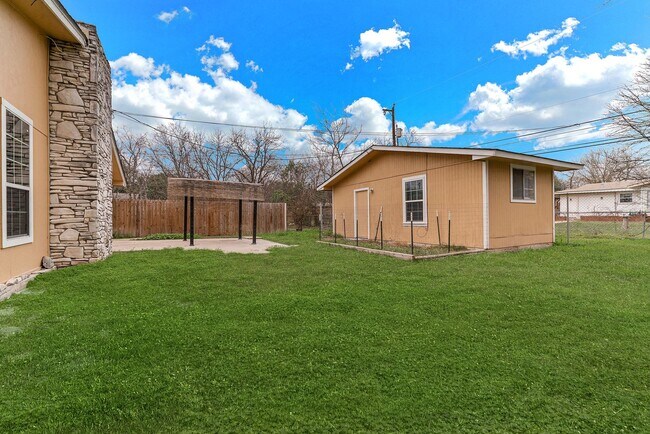 Building Photo - CRESTHAVEN HEIGHTS