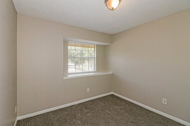 Building Photo - 8454 Lake Crystal Dr