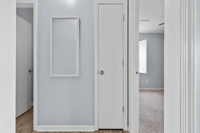 Building Photo - 3 Bedroom 2 Bathroom Home