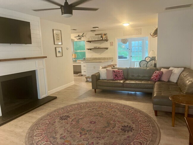 Building Photo - DUNEDIN FL LIVING 3/1 HOME
