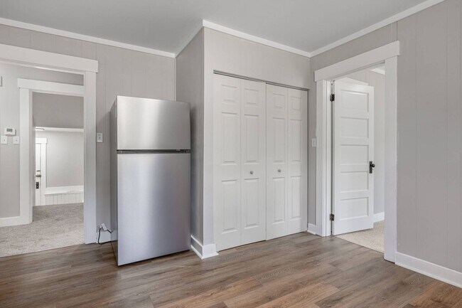 Building Photo - Welcome to this charming 3-bedroom, 1-bath...