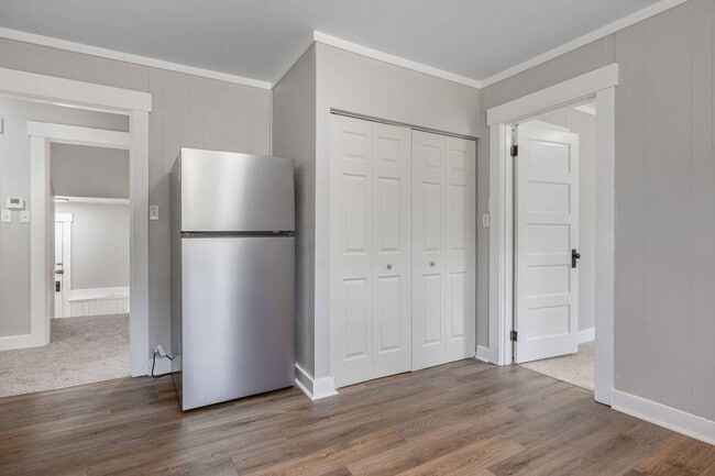 Building Photo - Welcome to this charming 3-bedroom, 1-bathroom brick house located in the vibrant city of Dayton,...