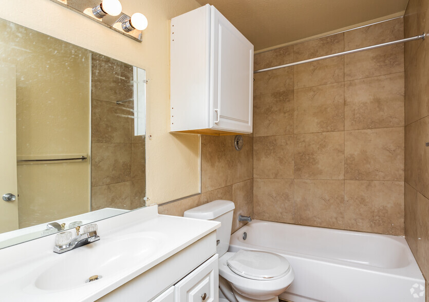 2BR, 1.5BA - 900SF Bathroom - Brandywyne Apartments