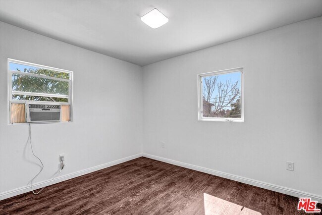 Building Photo - 5319 1/2 Normandie Ave