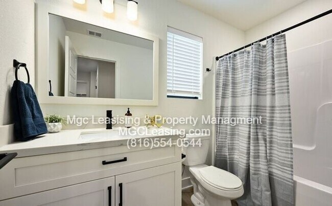 Building Photo - Spacious Duplex with Partially Finished Walkout Basement- Available in December!