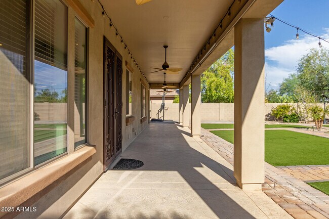 Building Photo - 5811 W Bonanza Ln