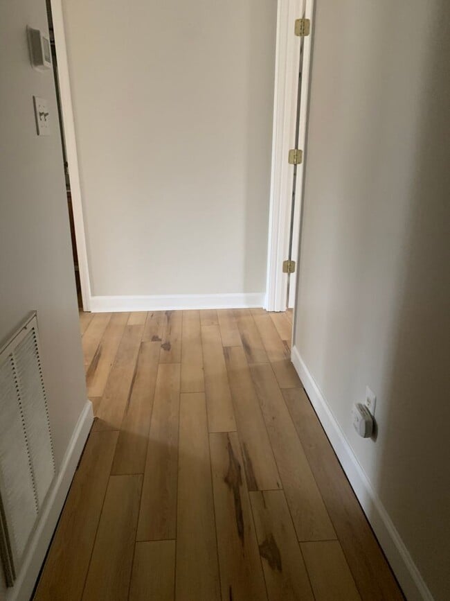 Building Photo - 3  Bedroom Townhome