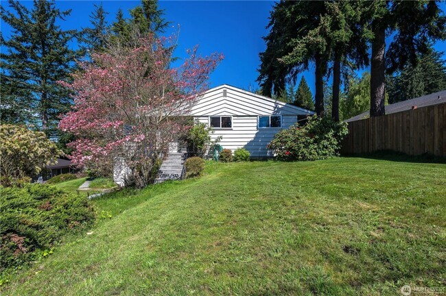 Building Photo - 3 Bedroom 1.75 bathroom home in Mukilteo w...