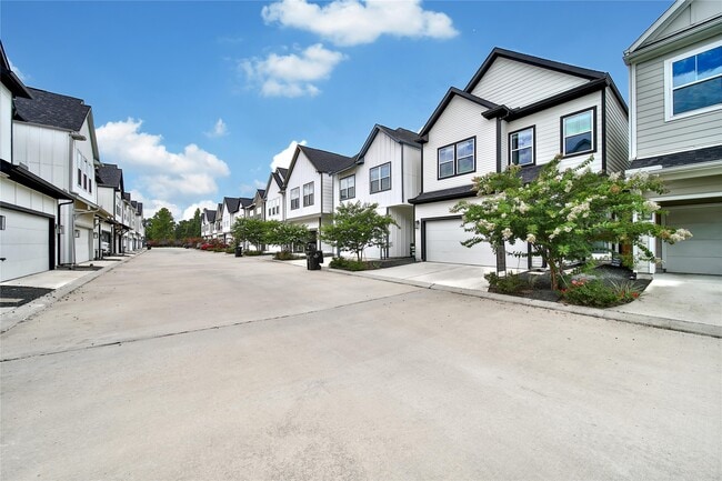 Building Photo - 6727 Parker Oaks Ln