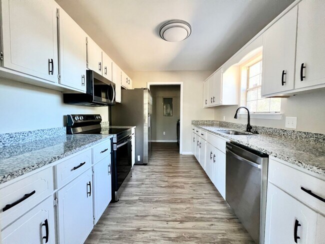 Building Photo - COMING MID-MAY 2026! (Pet Friendly)