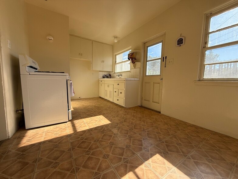 Building Photo - 6627 Farmdale Ave