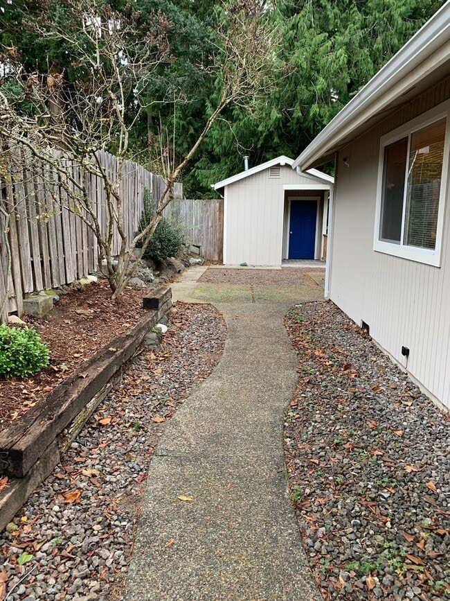 Building Photo - Home in West Bremerton with Fenced Yard