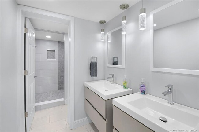 Building Photo - 10044 S Ocean Dr