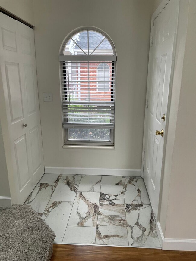 Building Photo - Beautiful 2 Bed, 1.5 Bath Townhome on the Edge of the Desirable Hill Neighborhood Available for Rent