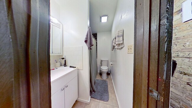 Building Photo - Raised First Floor East Lakeview One Bedroom