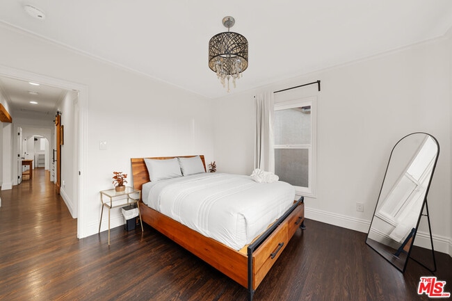 Building Photo - 2624 S Palm Grove Ave