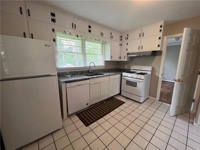 Building Photo - 1369 Longview Dr