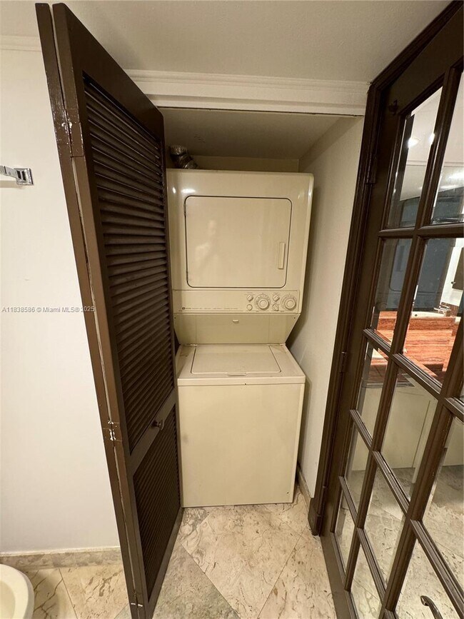 Building Photo - 520 Brickell Key Dr