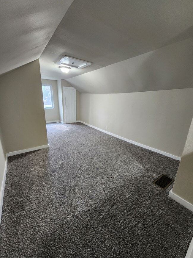 Building Photo - 3 Bedroom 1 Bath Home