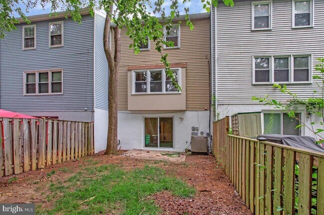 Building Photo - 205 Castleton Pl