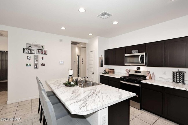 Building Photo - 40020 W Sunland Dr