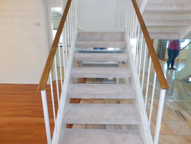 Building Photo - Spacious 4 bedroom 2.5 bath two soty house...