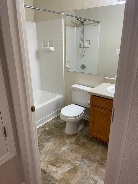 Hall bath - 565 Peerless Way