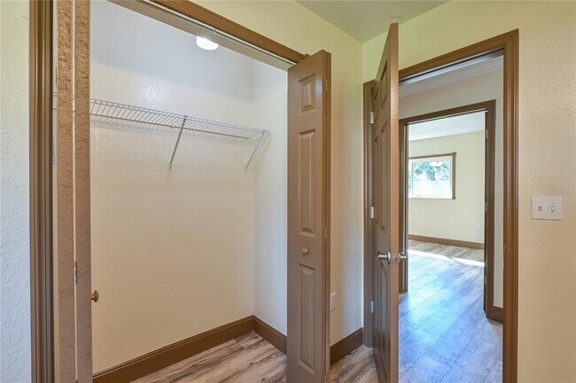 Building Photo - 1846 SE Lake Weir Ave