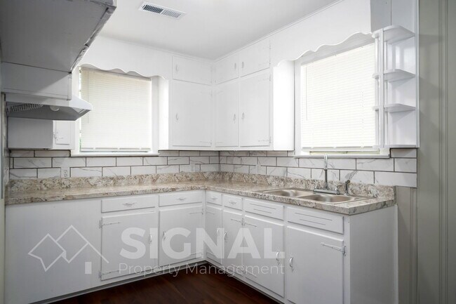 Building Photo - 1524 33rd St Ensley