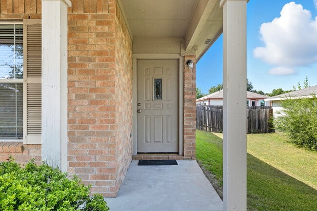 Building Photo - FREE First Month's Rent!