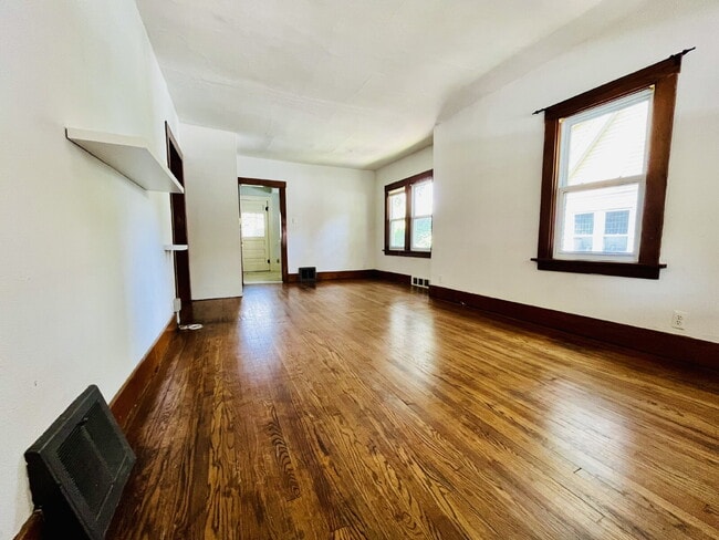Building Photo - Charming 2-Bedroom Gem in Royal Oak – Walking Distance to Downtown!