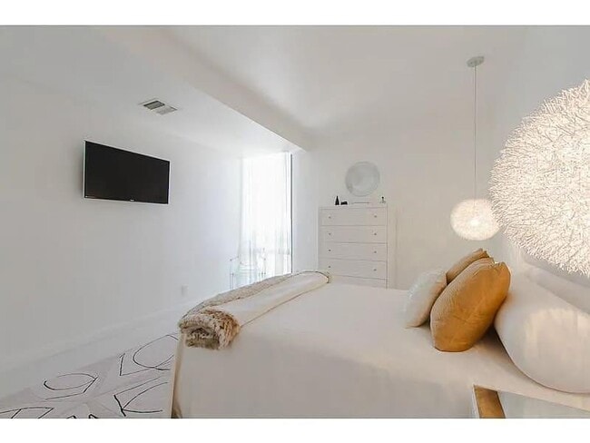 Building Photo - 145 15th St NE