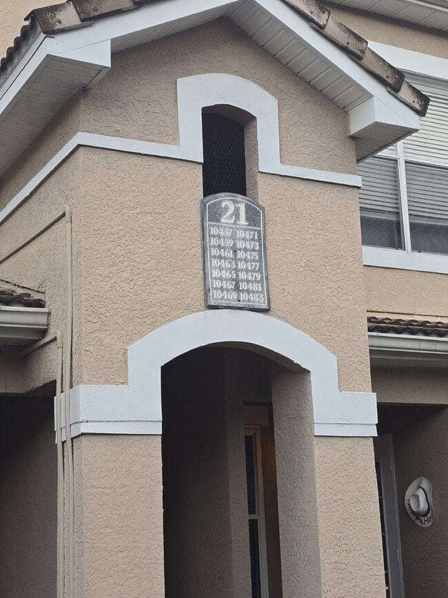 Building Photo - "Charming 1-Bedroom Condo Retreat in Tampa...