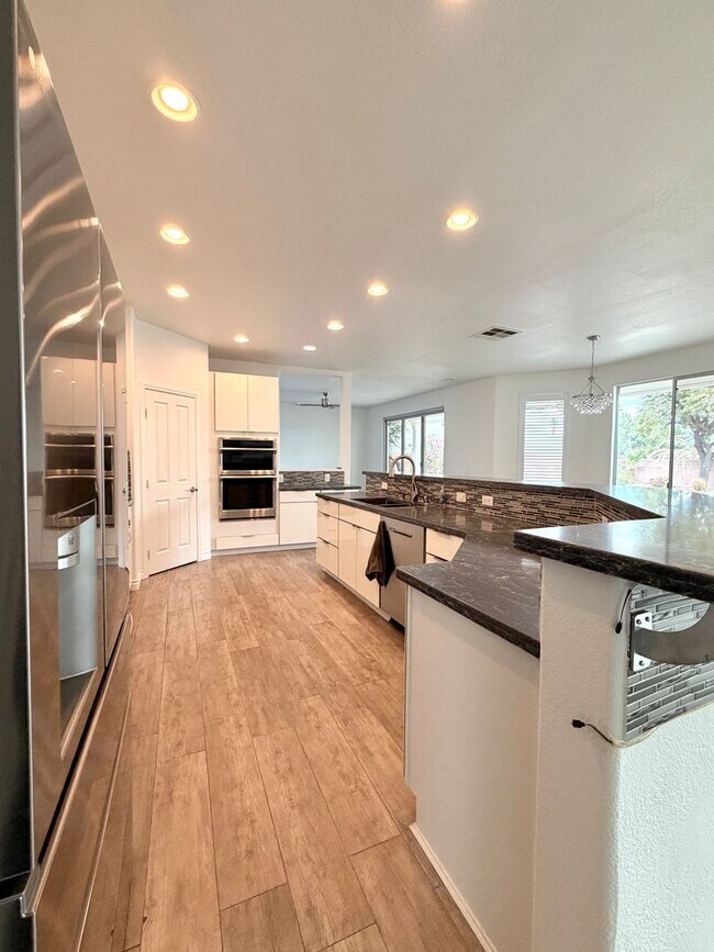 Building Photo - Northwest Valley 6 bdr  4400 sq ft  with RV parking, pool, covered patio -  all on a 1/2 acre lot!