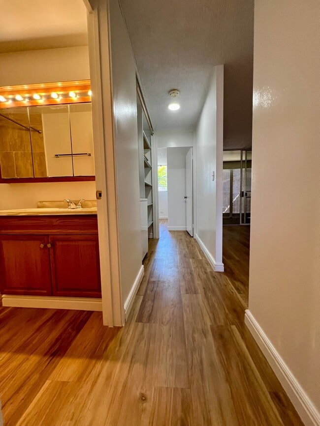 Building Photo - Convenient 2/2/1 with Lanai