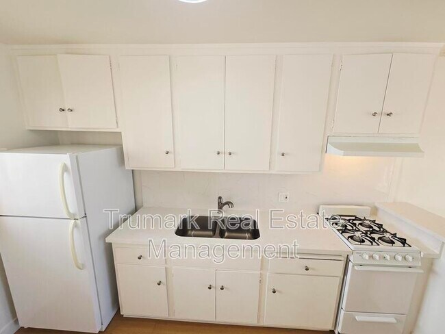 Building Photo - 345 E Tujunga Ave