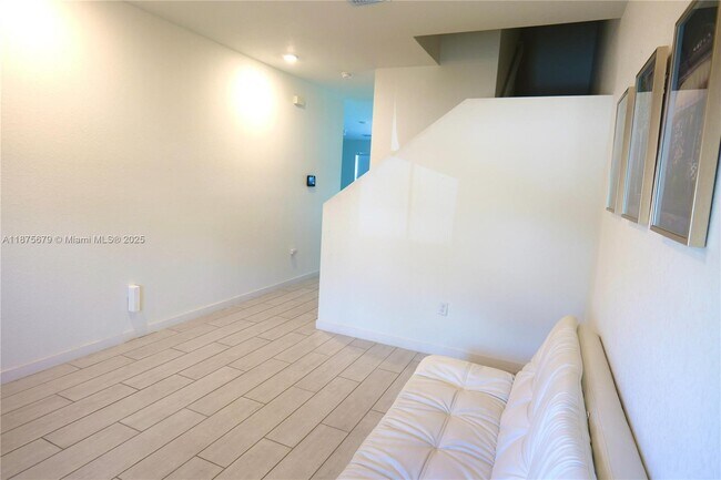 Building Photo - 754 SE 16th Ct