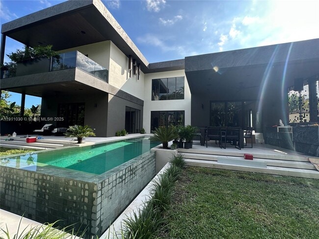 Building Photo - 1065 NE 119th St